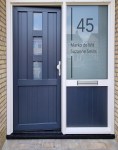 Raamfolie voordeur strakke lijnen met groot huisnummer